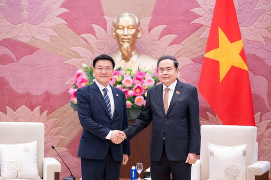 Chủ tịch Quốc hội Trần Thanh Mẫn tiếp Đoàn đại biểu Viện nghiên cứu kinh tế Kimhakmin E-roun (Hàn Quốc)