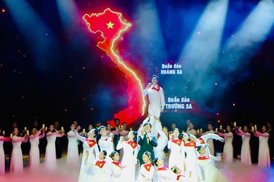 Gala chính luận nghệ thuật "ADN - Hành trình nối lại mạch nguồn": Sức mạnh từ công nghệ hiện đại và mệnh lệnh từ trái tim tri ân