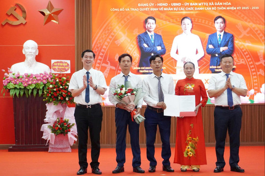 Đảng ủy xã Dân Hòa trao quyết định kiện toàn 19 thôn sau sắp xếp