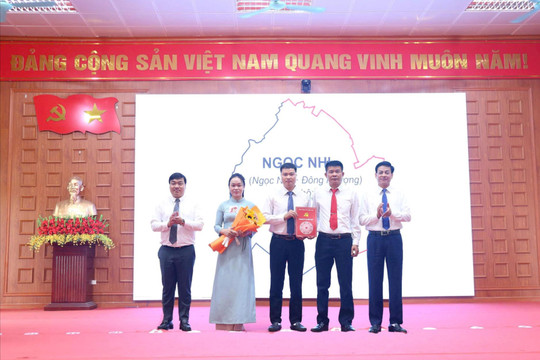Xã Bất Bạt công bố quyết định thành lập các thôn và kiện toàn công tác cán bộ sau sắp xếp