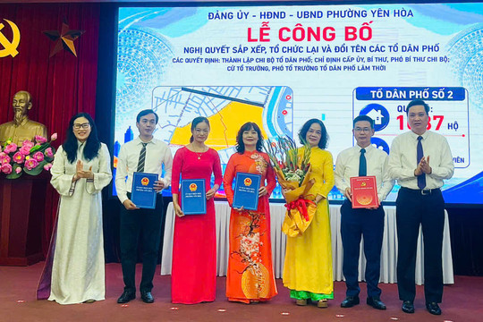 Phường Yên Hoà công bố các quyết định về sắp xếp tổ dân phố và kiện toàn chi bộ