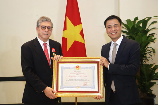 Trao Huân chương Hữu nghị tặng Đại sứ Brazil tại Việt Nam