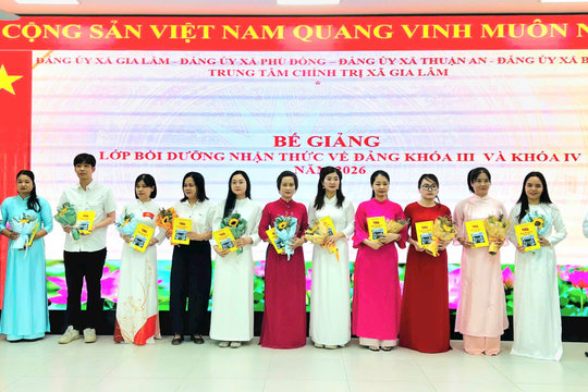 Trao chứng nhận cho 255 học viên 4 xã tham gia lớp bồi dưỡng nhận thức về Đảng