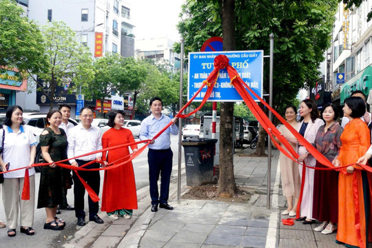 Phường Cầu Giấy tiếp tục gắn biển, ra mắt mô hình tuyến phố “3 trong 1”