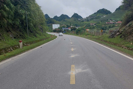 Thí điểm lắp đặt đinh phản quang trên Quốc lộ 6 nhằm nâng cao an toàn giao thông