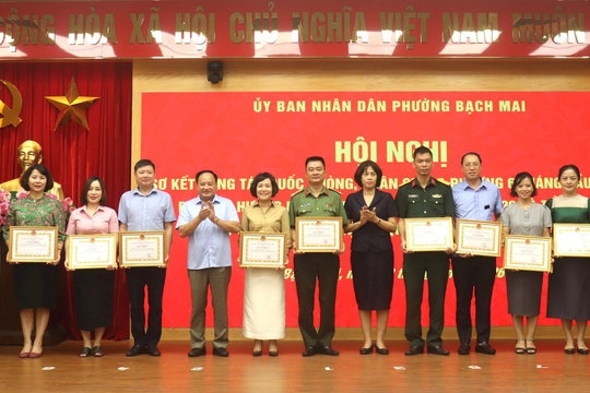 Phường Bạch Mai khen thưởng tập thể, cá nhân trong công tác quốc phòng