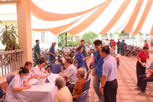 Phường Phú Diễn khám sức khỏe cho gần 400 người có công và đối tượng chính sách