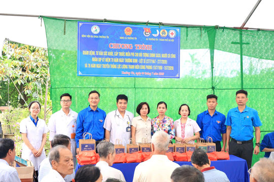 Xã Thường Tín khám bệnh và cấp thuốc miễn phí cho người có công
