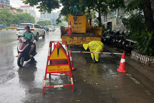 Công ty Thoát nước Hà Nội triển khai ứng trực 24/24 giờ ứng phó bão số 1