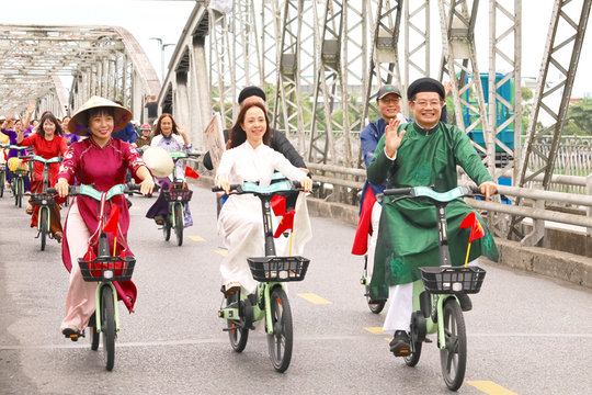 “Áo dài qua phố” lan tỏa thông điệp bảo vệ môi trường