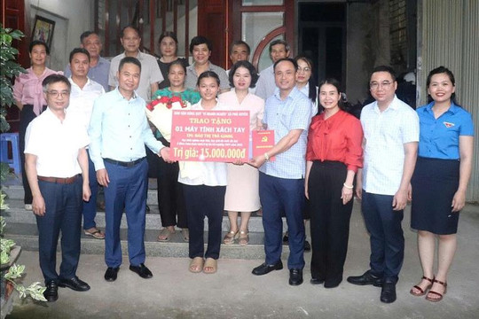 Phú Xuyên: Chúc mừng nữ sinh thủ khoa khối B00 của thành phố Hà Nội