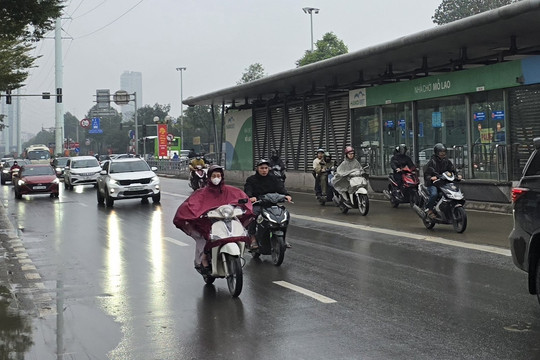Hà Nội mưa dông về chiều tối và đêm