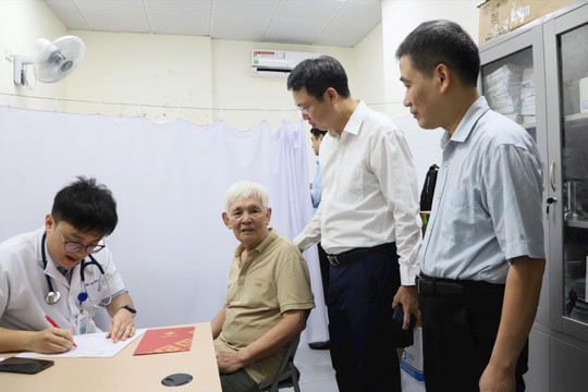 Phường Cửa Nam khám bệnh miễn phí tri ân người có công