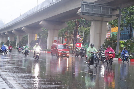 Hà Nội nắng về trưa và chiều sau đó có mưa dông
