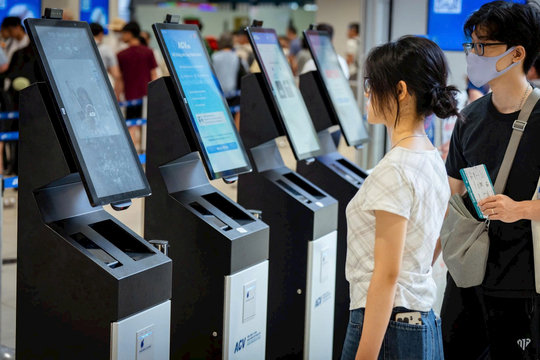 Sân bay Nội Bài triển khai ki-ốt sinh trắc học mới tạo thuận lợi cho hành khách