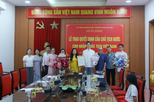 Hà Nội: Trao quyết định cho nhập quốc tịch Việt Nam với công dân Pháp và Đài Loan (Trung Quốc)