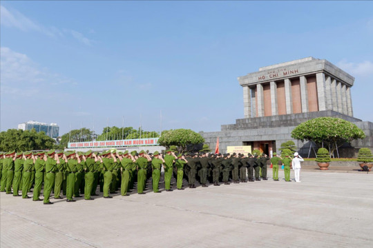 Lực lượng Cảnh sát cơ động Công an thành phố Hà Nội tổ chức Lễ báo công dâng Bác và viếng Lăng Chủ tịch Hồ Chí Minh