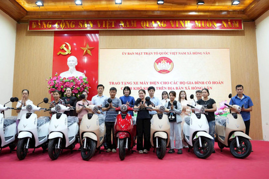 Xã Hồng Vân trao tặng xe máy điện cho hộ nghèo, hộ cận nghèo