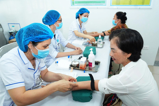Bảo đảm mọi người dân được tiếp cận dịch vụ y tế từ sớm, từ xa