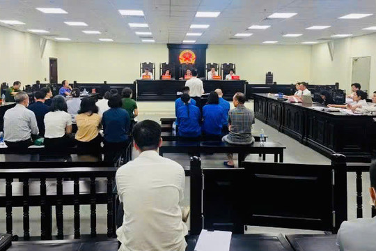 Xét xử nhóm cán bộ nhận tiền, cấp phép hành nghề y, dược sai
