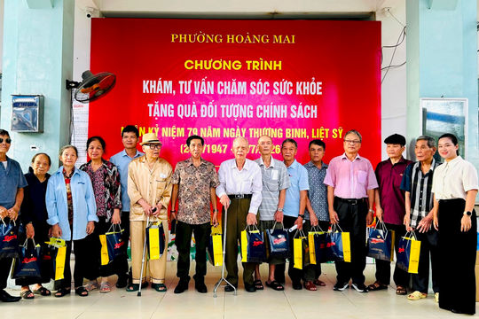 Phường Hoàng Mai khám bệnh, tư vấn sức khỏe, tặng quà 800 đối tượng chính sách