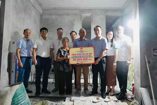 Ủy ban MTTQ Việt Nam xã Thiên Lộc trao kinh phí xây nhà cho hộ cận nghèo