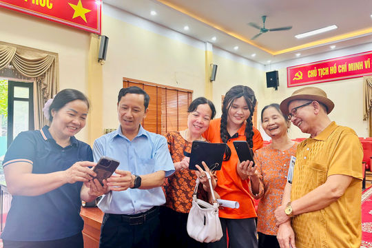 Người cao tuổi Hà Nội hăng hái tham gia chuyển đổi số