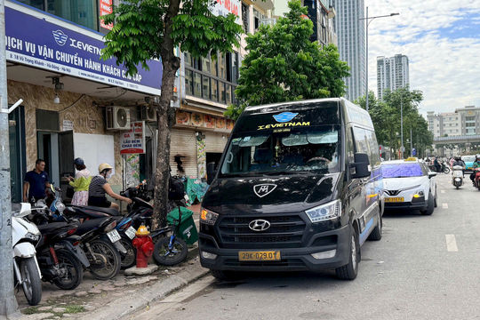 Nhức nhối vấn nạn xe limousine cản trở giao thông, lấn chiếm vỉa hè