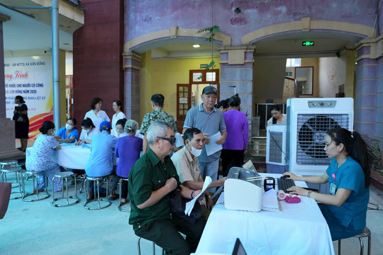 Xã Sơn Đồng khám bệnh, cấp thuốc miễn phí cho người có công và đối tượng chính sách