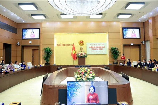Công bố, trao Nghị quyết của Ủy ban Thường vụ Quốc hội về công tác cán bộ