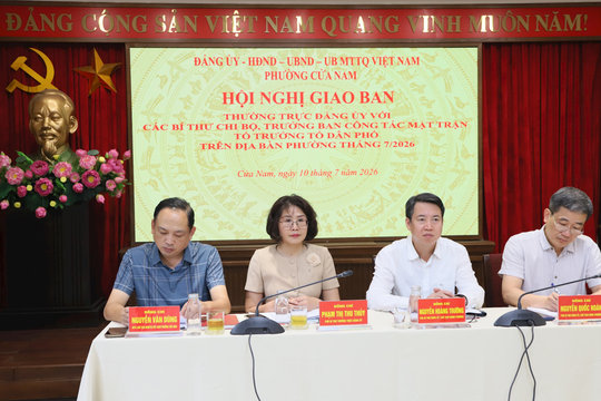 Thường trực Đảng ủy phường Cửa Nam giao ban với bí thư chi bộ, tổ trưởng tổ dân phố