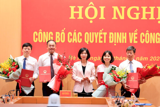 Đảng ủy HĐND thành phố Hà Nội trao các quyết định về công tác Đảng