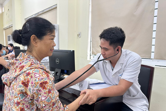 Phường Dương Nội: Gần 200 lượt người đến khám trong ngày đầu chương trình khám sức khỏe miễn phí