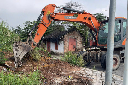 Xã Bát Tràng ra quân giải tỏa vi phạm trật tự đô thị, trật tự xây dựng và vệ sinh môi trường