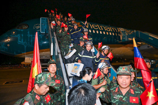 Vietnam Airlines đón 124 cán bộ, chiến sĩ hoàn thành nhiệm vụ hỗ trợ tại Venezuela về nước