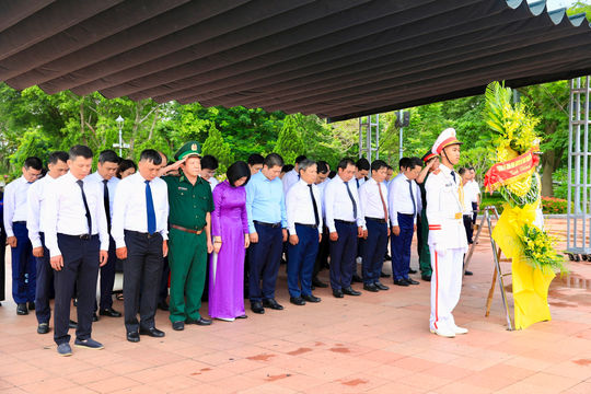 Đoàn đại biểu Thành ủy - HĐND - UBND - Ủy ban Mặt trận Tổ quốc Việt Nam thành phố Hà Nội dâng hương, tri ân các anh hùng liệt sĩ tại tỉnh Quảng Trị