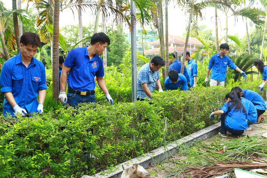 Xã Mỹ Đức ra quân chăm sóc, dọn vệ sinh khuôn viên nghĩa trang liệt sĩ