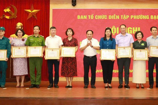 Phường Bạch Mai khen thưởng nhiều tập thể, cá nhân trong diễn tập tác chiến trong khu vực phòng thủ