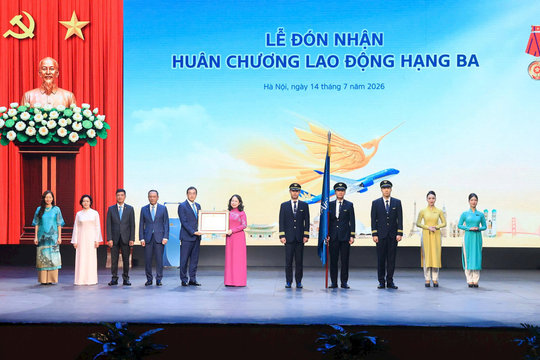 Vietnam Airlines đón nhận Huân chương Lao động hạng Ba và Bằng khen của Thủ tướng Chính phủ