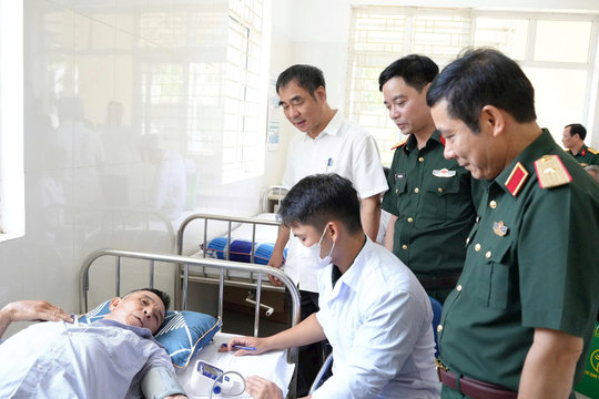 Phường Yên Nghĩa tổ chức khám bệnh và cấp thuốc miễn phí cho người có công