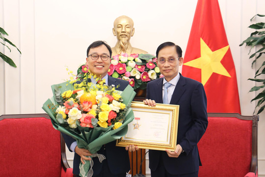Trao tặng Kỷ niệm chương “Vì sự nghiệp ngoại giao Việt Nam” cho Đại sứ Hàn Quốc Choi Young Sam