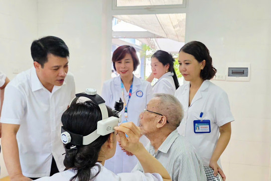 Người dân xã Hát Môn phấn khởi tham gia khám sức khỏe miễn phí