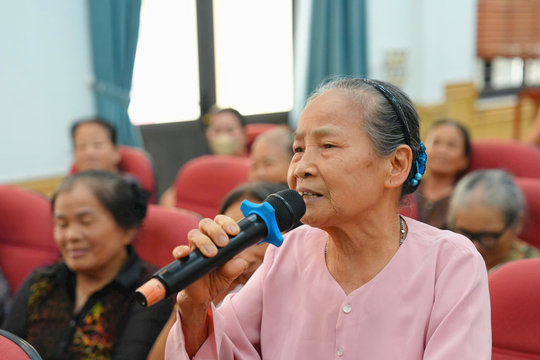 Đại biểu HĐND xã Sơn Đồng tiếp xúc cử tri sau Kỳ họp thứ 3