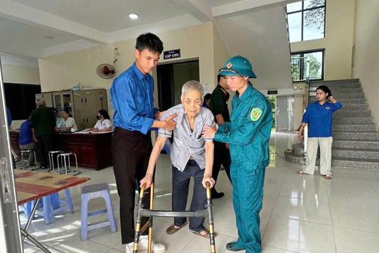 Phường Tùng Thiện khám bệnh, cấp thuốc miễn phí cho 157 người có công, đối tượng chính sách