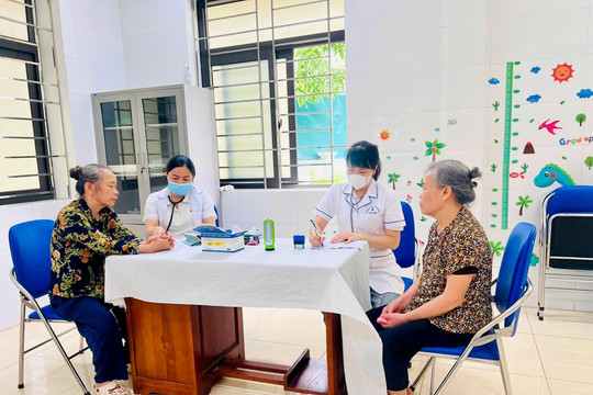 Nhân viên y tế thôn, tổ dân phố, cô đỡ thôn được hỗ trợ hàng tháng