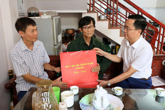 Xã Tiến Thắng tri ân, tặng quà người có công, gia đình liệt sĩ