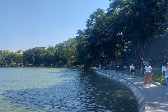 Hà Nội nắng gián đoạn, có lúc có mưa