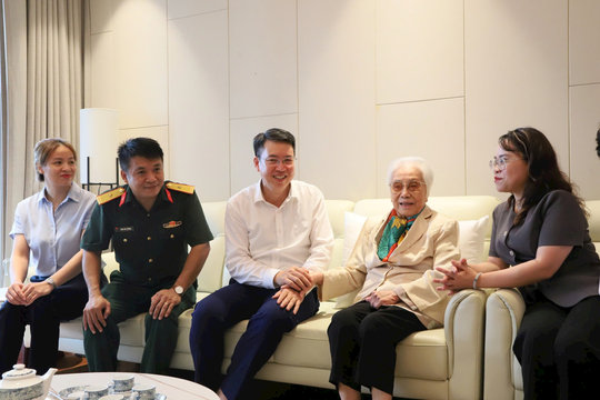 Phường Cửa Nam tri ân, tặng quà gia đình chính sách, người có công