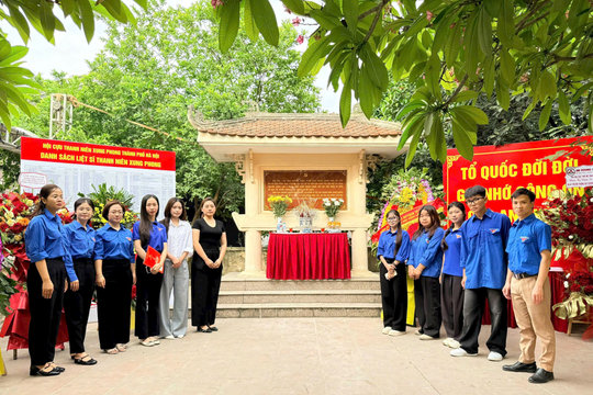 Tuổi trẻ Văn phòng Thành ủy Hà Nội dâng hương tri ân tại địa chỉ đỏ Bến phà Khuyến Lương