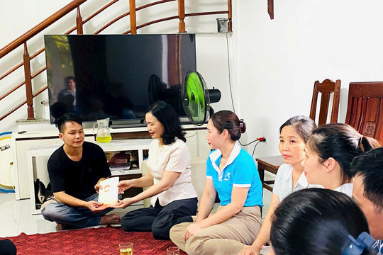 Xã Ô Diên lan tỏa yêu thương, tiếp sức người mẹ trẻ vượt qua bạo bệnh